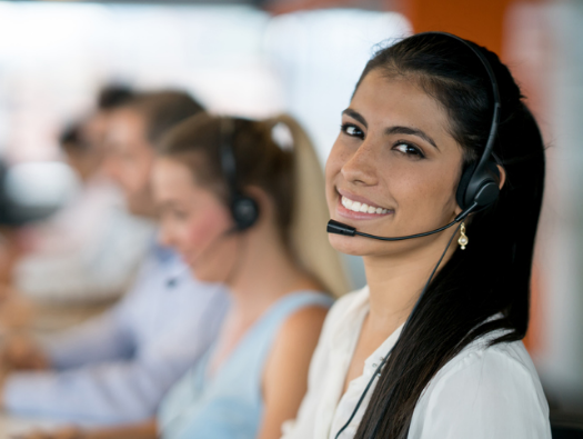 Ejecutiva tomando una llamada de trabajo